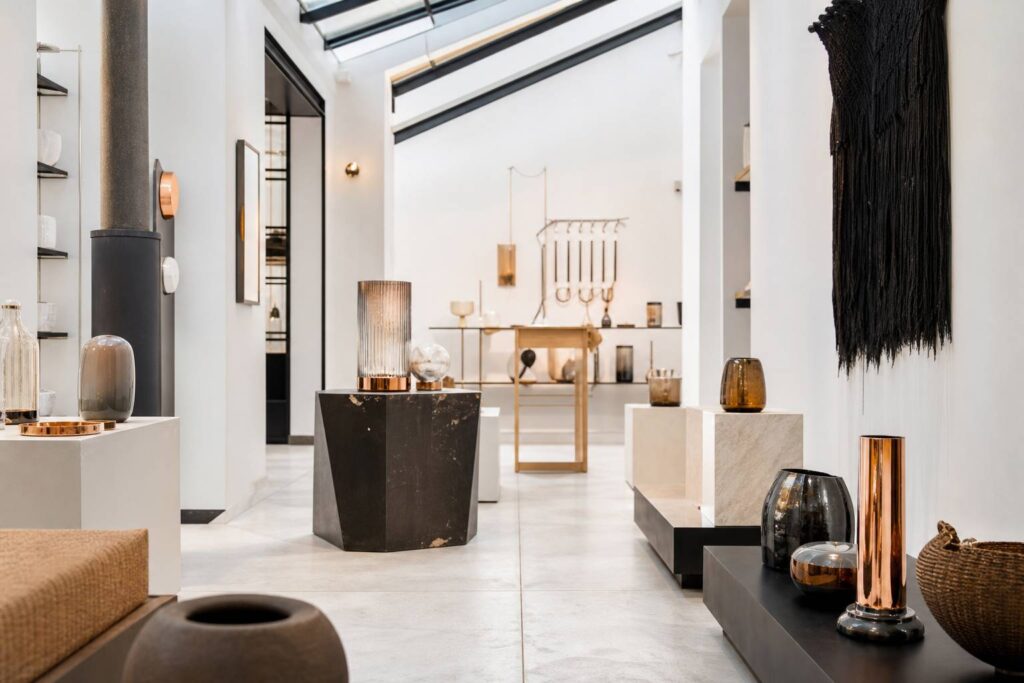 À Paris, l’univers intime et chaleureux du champion d’escrime Enzo Lefort et de la talentueuse créatrice de bijoux Kitesy Martin