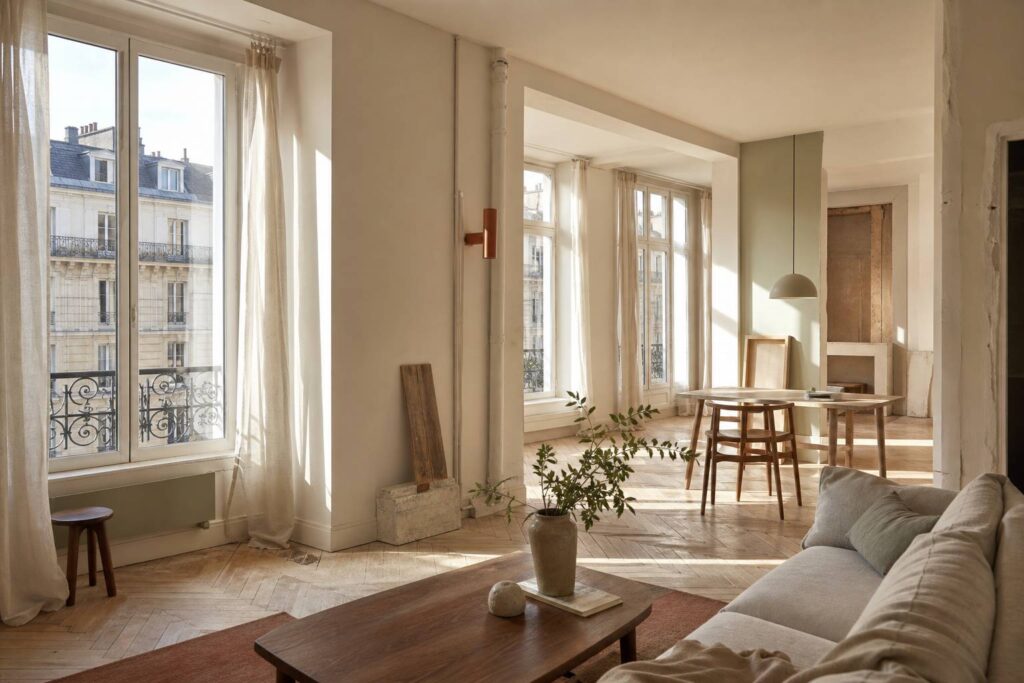 Paris : Métamorphose lumineuse d'un loft en atelier d'artiste et espace de vie unique